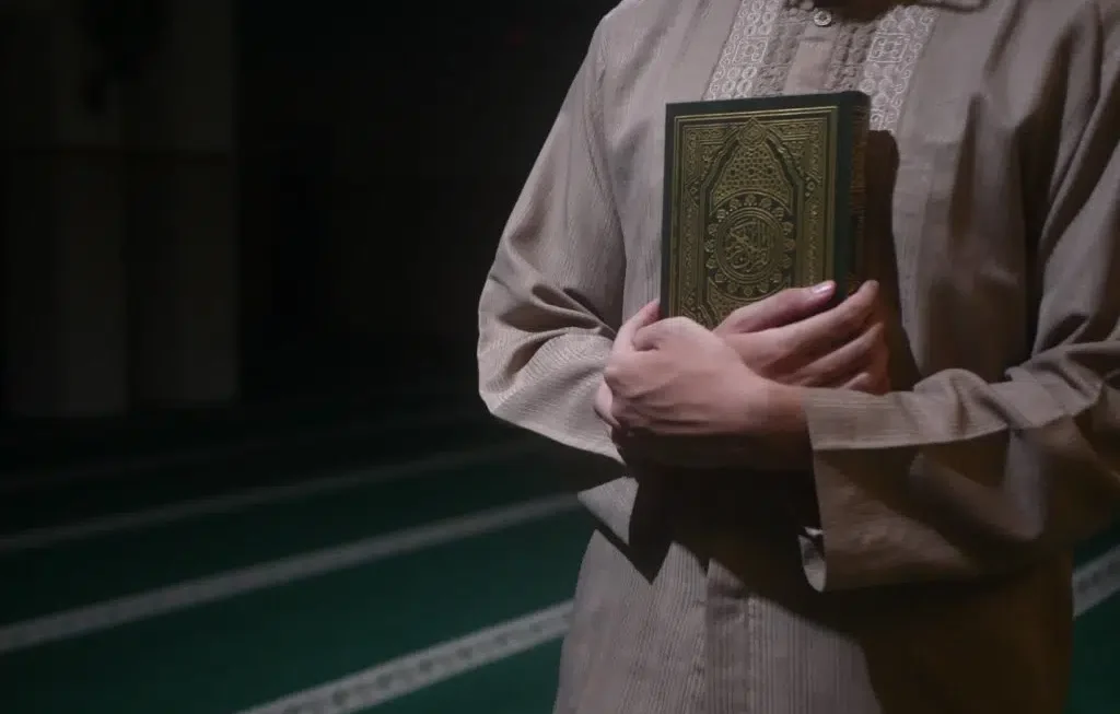 ކީރިތި ޤުރްއާނަށް އަދަބުވެރިވުން